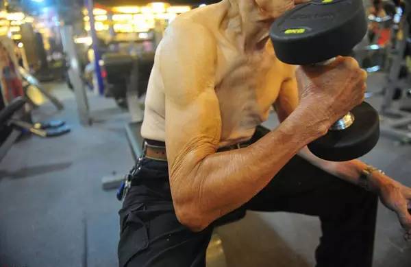 94歲健身爺爺爆紅！他還在運(yùn)動(dòng)，你有什么理由偷懶