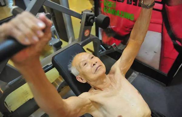 94歲健身爺爺爆紅！他還在運(yùn)動(dòng)，你有什么理由偷懶