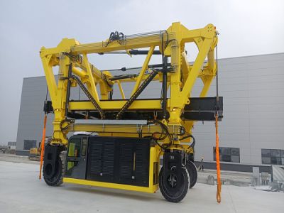 跨運車在儲能行業高效搬運 跨運車在儲能行業高效搬運