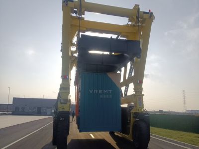 跨運車是多行業的搬運主力軍! 跨運車是多行業的搬運主力軍!